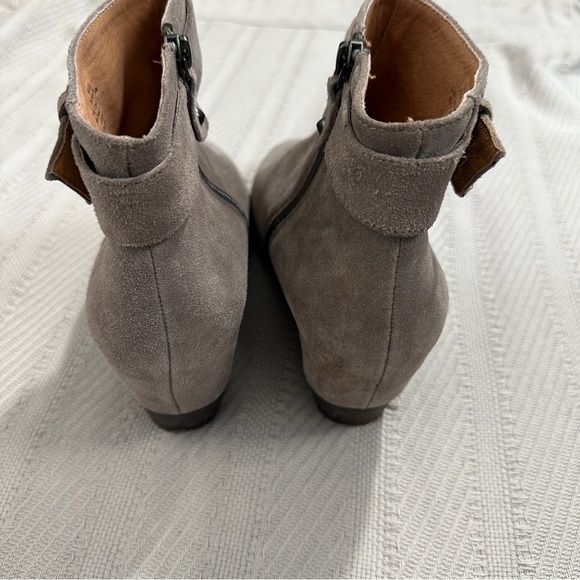 Gentle Souls by Kenneth Cole "Birdie" booties, sz 9, greige suede, 3.5" heel - Picture 3 of 9